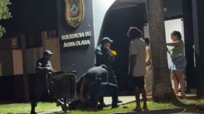 Imagem da notícia Homem é preso após agredir esposa grávida e desacatar policiais em Água Clara
